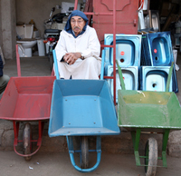 34 - wheelbarrow man in the medina