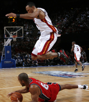 shawn marion jumps over eddie gill